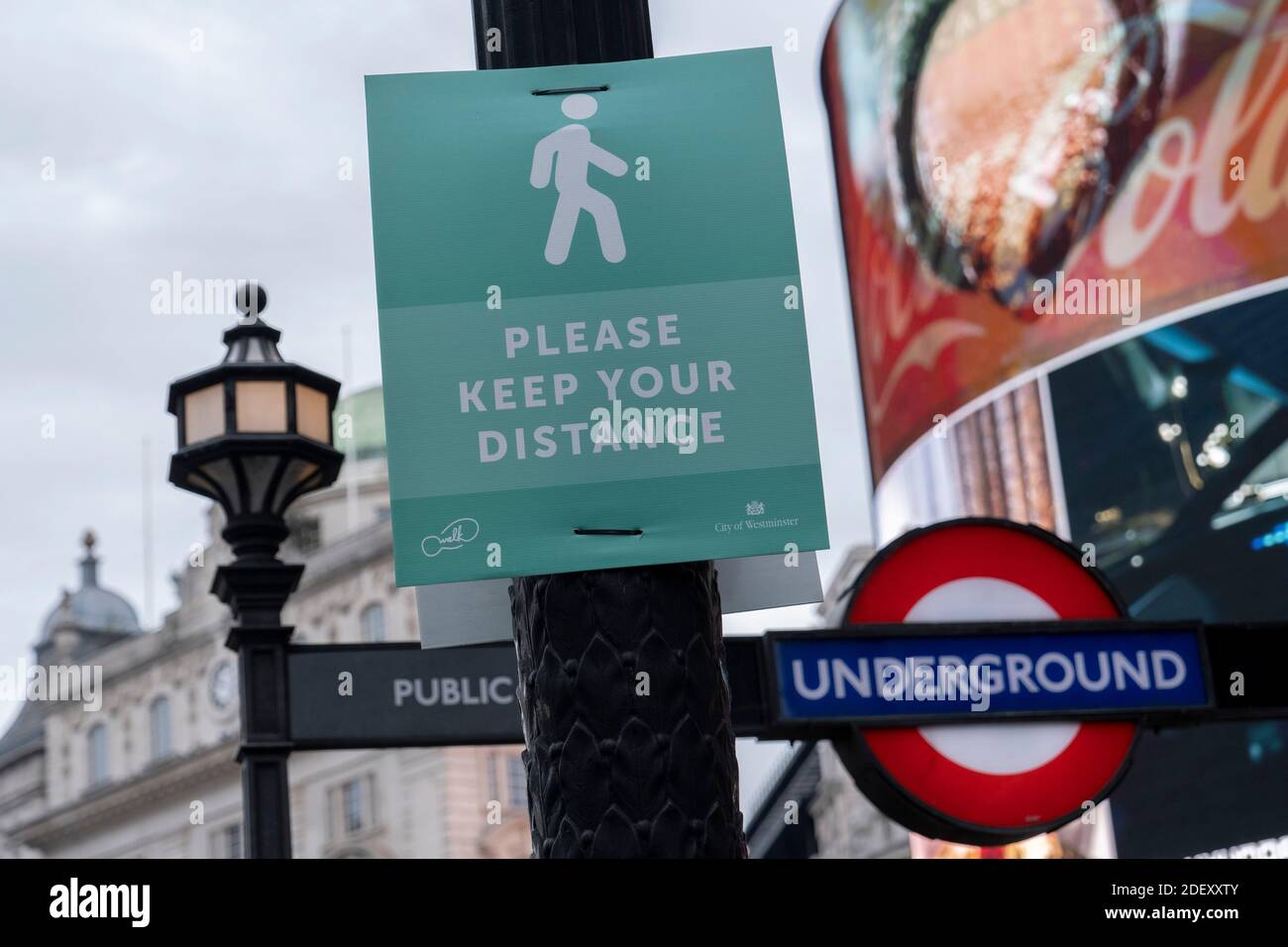 London, England. 02 Dezember 2020. Ein "Please Keep Your Distance" soziales Distanzschild an der Piccadily U-Bahnstation im Zentrum von London im Vereinigten Königreich (Foto von Sam Mellish / Alamy Live News) Stockfoto