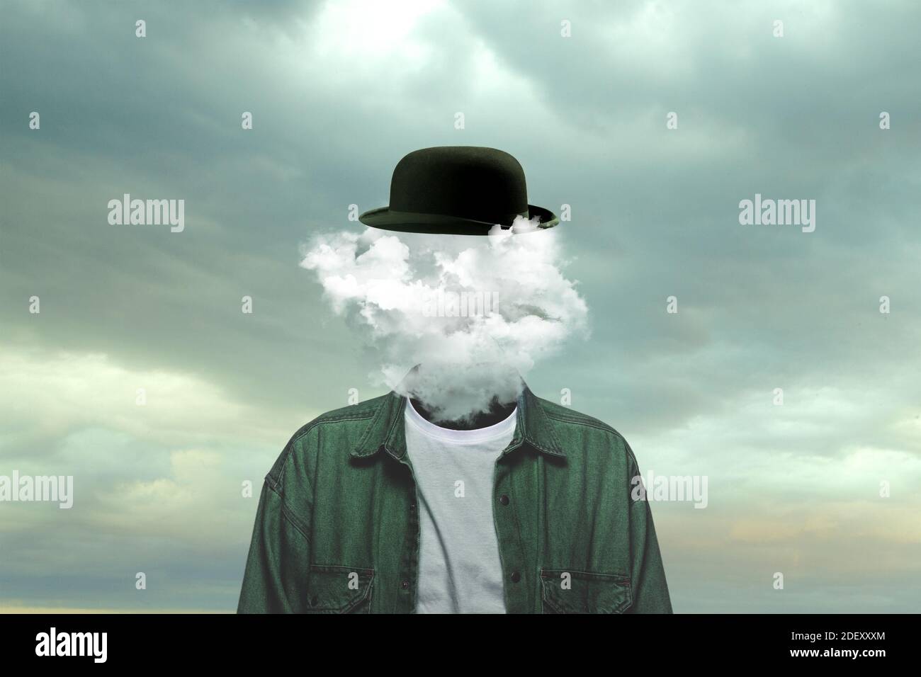 Gedanken. Männlicher Körper des Modells mit Kopf voller Rauch über Himmel und Wolken. Trendige Farben und gradient grau-weißen Hintergrund. Collage zeitgenössischer Kunst. Inspiration, Stimmung, Kreativität, Hirnkonzept. Stockfoto
