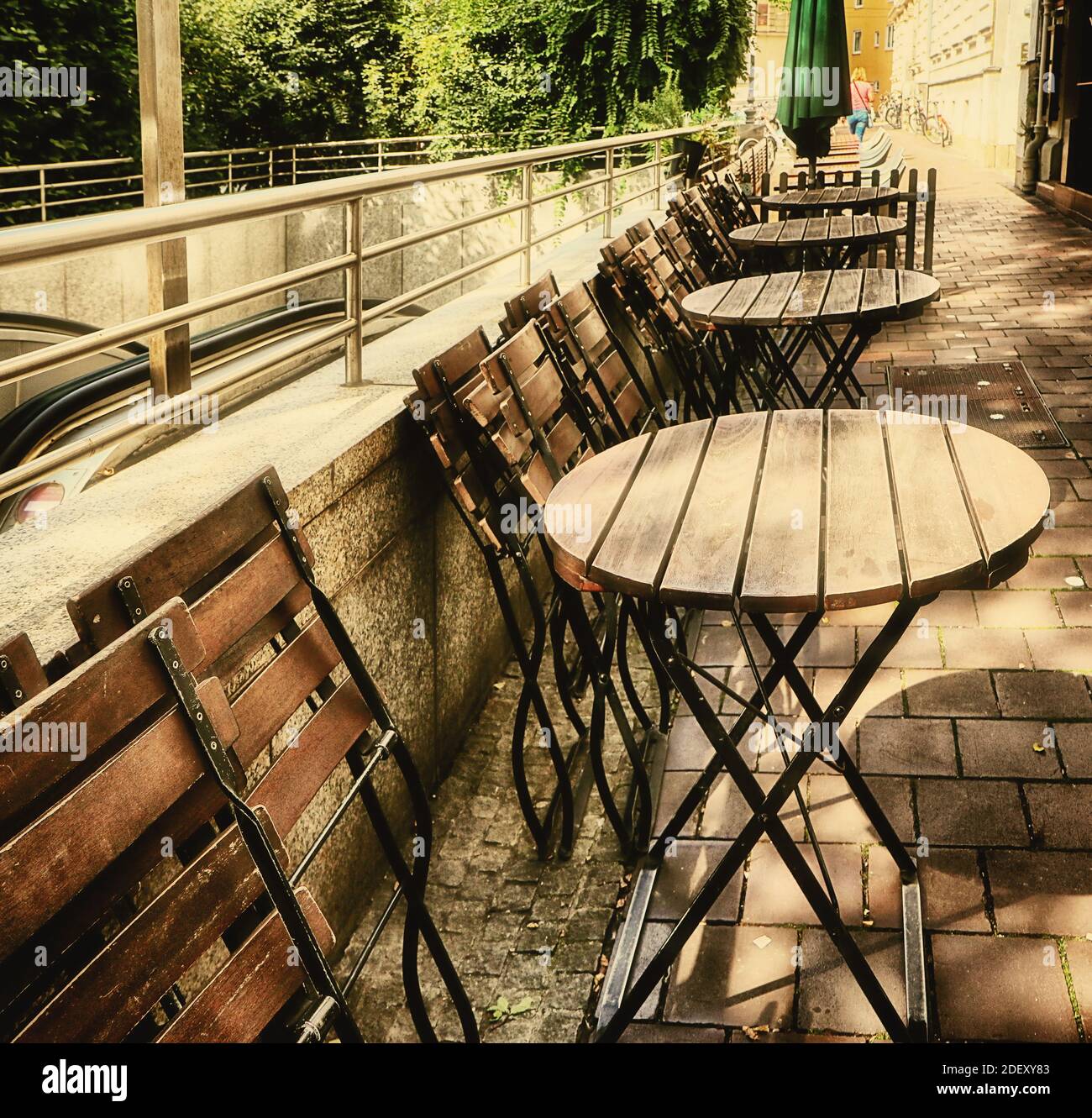 Absperrung, leere Tische und Stühle vor einer Kaffeebar auf dem Bürgersteig Stockfoto