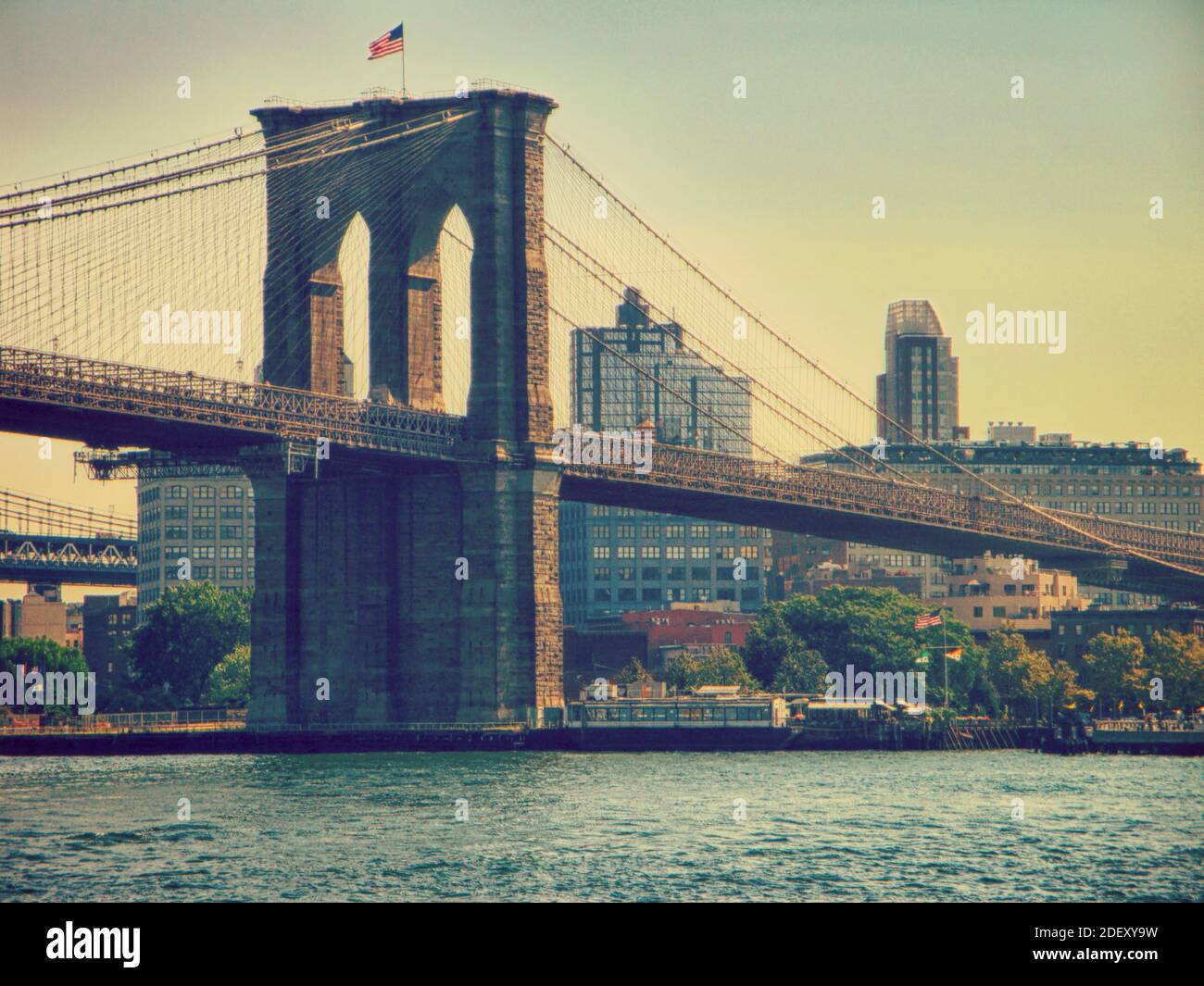 Der neogotische Kalksteinturm mit den abgehängten Kabeln der Brooklyn Bridge, dem berühmten Wahrzeichen von New York am East River. Stockfoto