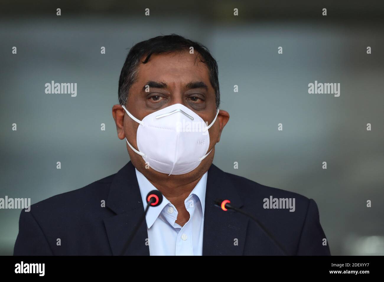 Ashai Mansingh, Direktor von Cricket West Indies (CWI) und Mitglied des Medical Advisory of ICC (International Cricket Council), sah während der Pressekonferenz eine Facemask tragen.als Teil einer Einschätzung für die West Indies' geplante Tour durch Bangladesch im Januar nächsten Jahres, Windies Delegierten, Inspizierte das Sher-e-Bangla National Stadium (SBNS) in Mirpur heute. Stockfoto