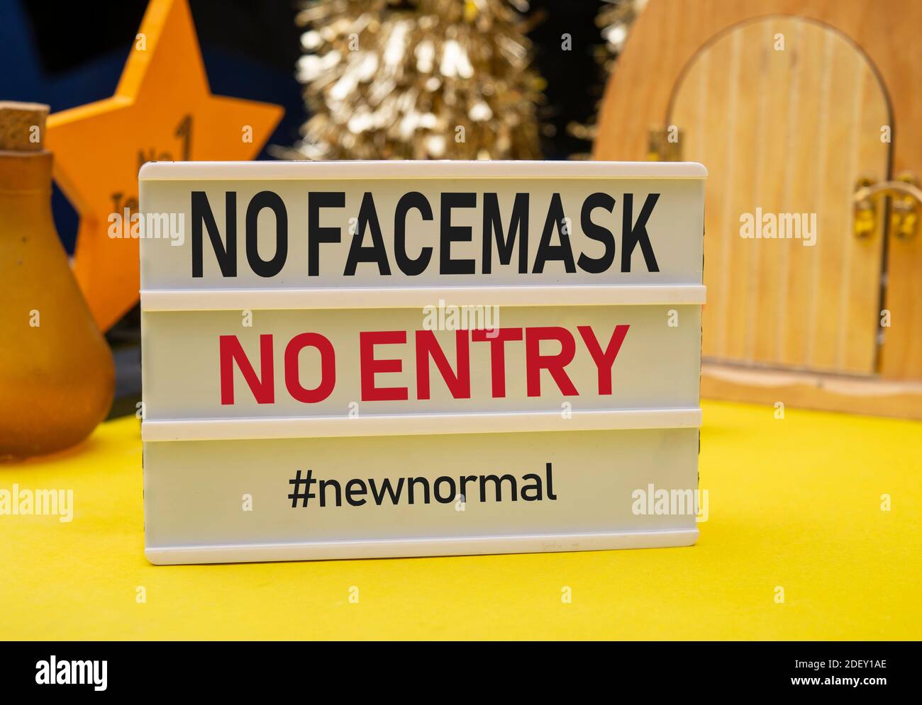 Kein Facemask kein Eintrittsschild vor einem Laden Stockfoto