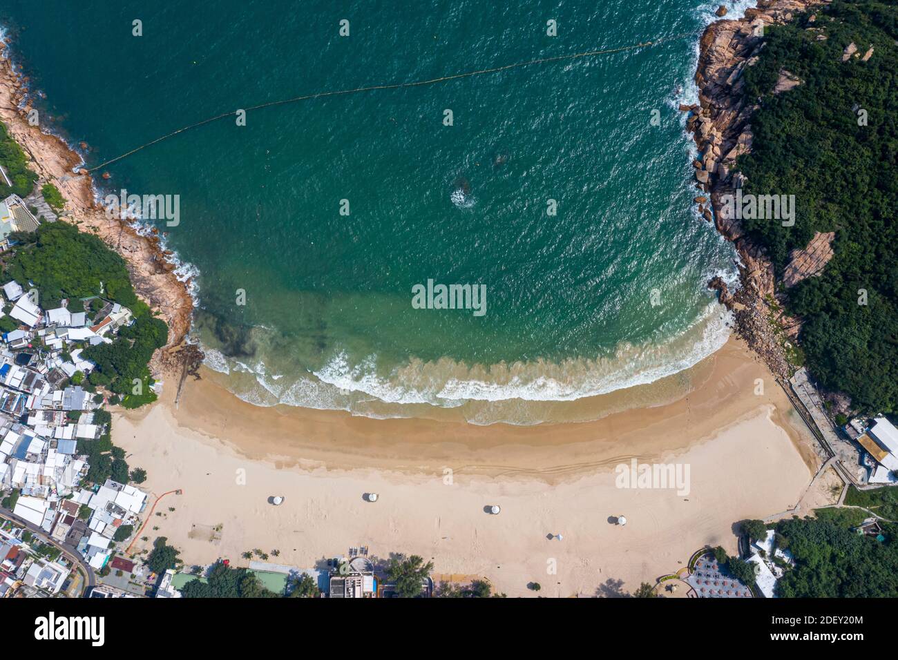 Luftaufnahme des leeren Strandes während der Stadtsperre, Shek O, Hongkong Stockfoto