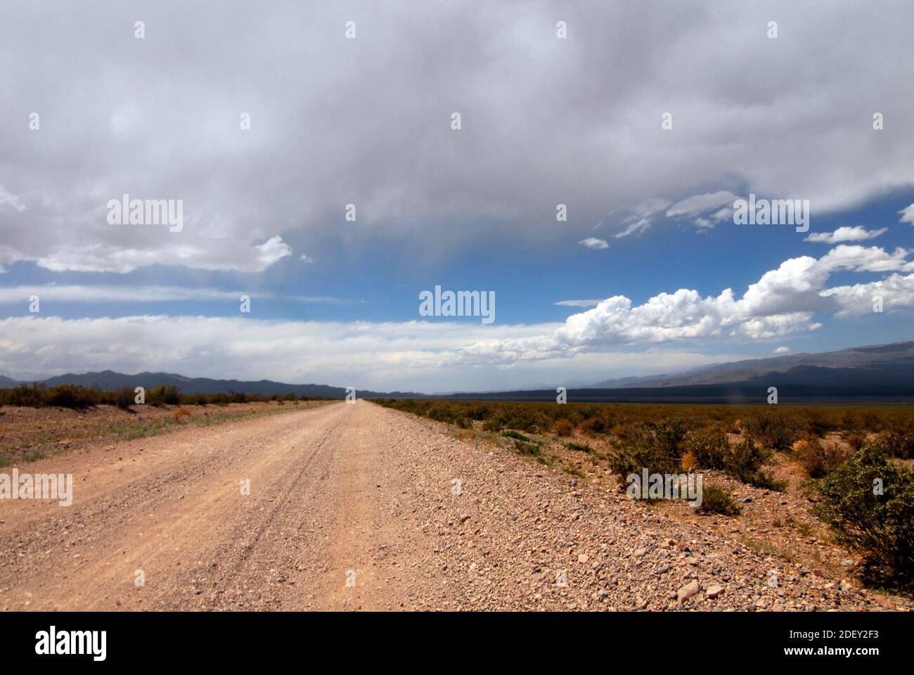 Straßen und Verkehr im Nationalpark El Leoncito in Argentinien Stockfoto