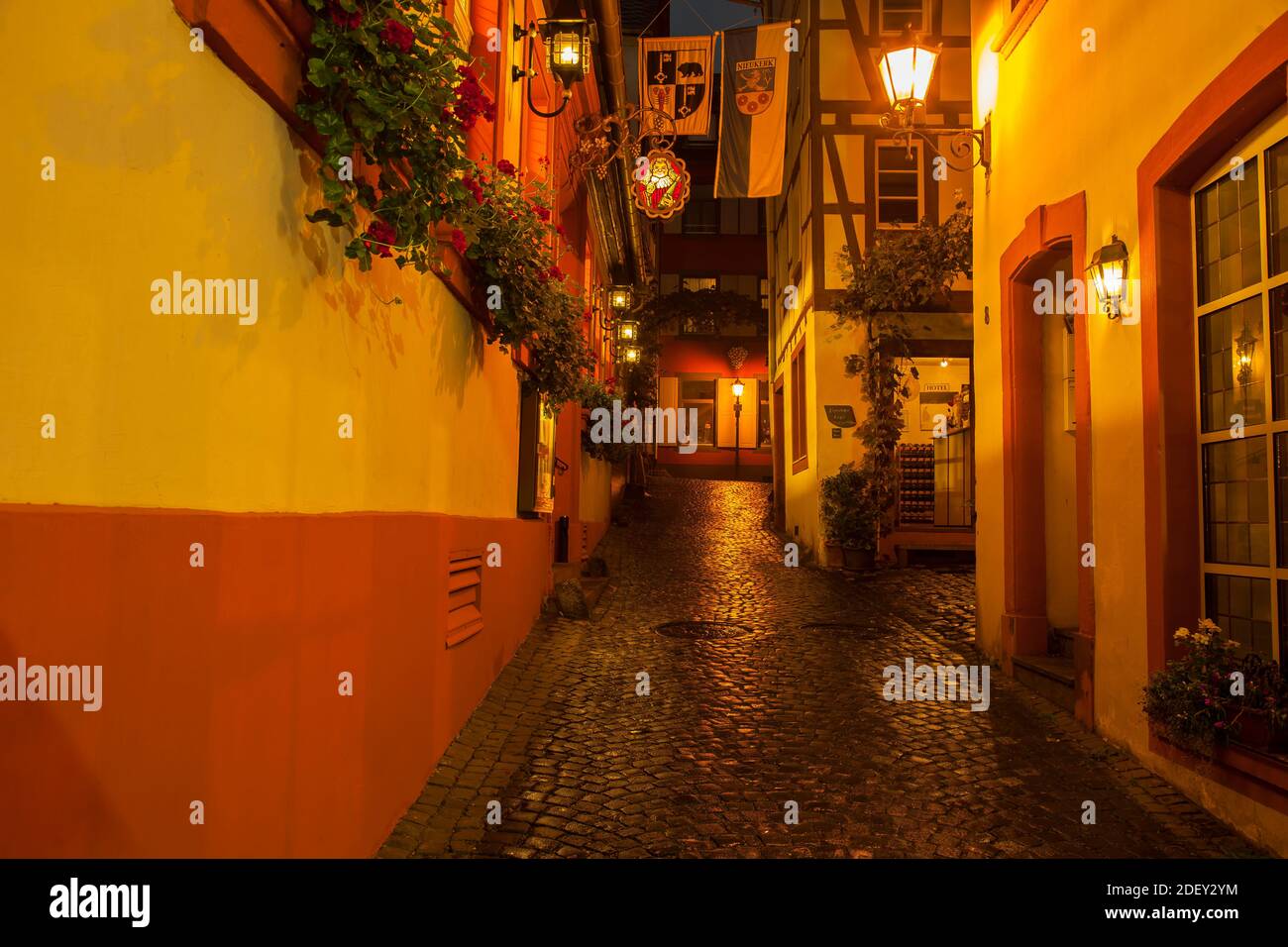 Alte Allee in der Nähe des Markts, Bernnkastel-Kues, Rheinland-Pfalz, Deutschland, Europa Stockfoto