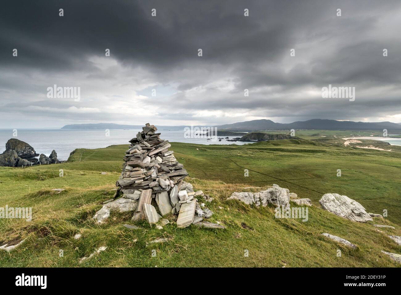 Der Blick nach Osten von Faraid Fahren Sie entlang der Nordküste Schottlands bei Durness in Richtung Whiten Head (links) und Balnakeil Bay (rechts), Sutherland, Schottland Stockfoto