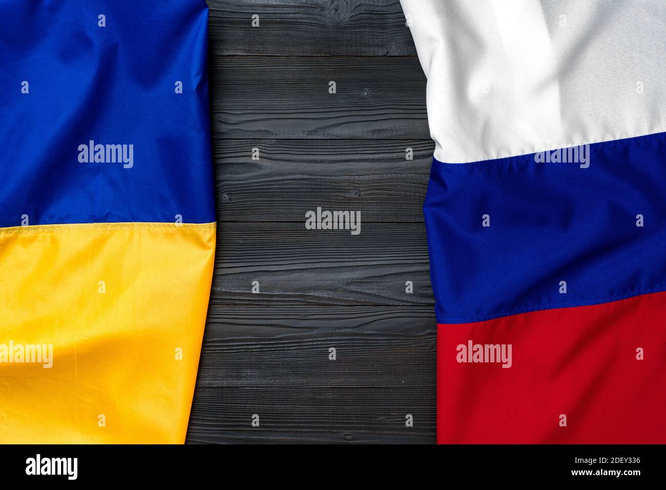 Flaggen von Russland und der Ukraine zusammen, Kopierraum Stockfoto