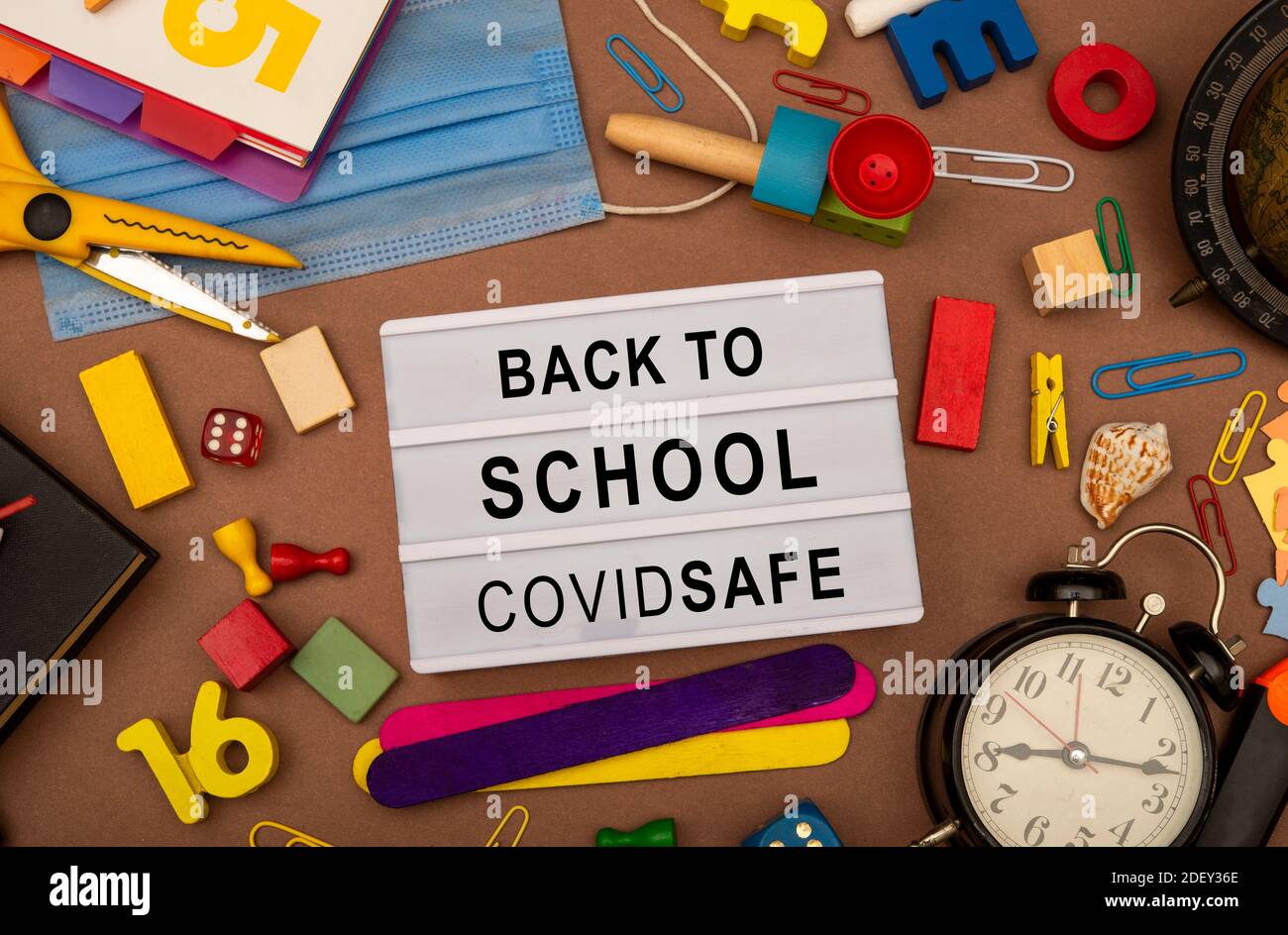 Zurück zur Schule Zeichen nach covid-19 Pandemie auf der Tischplatte Anzeigen Stockfoto