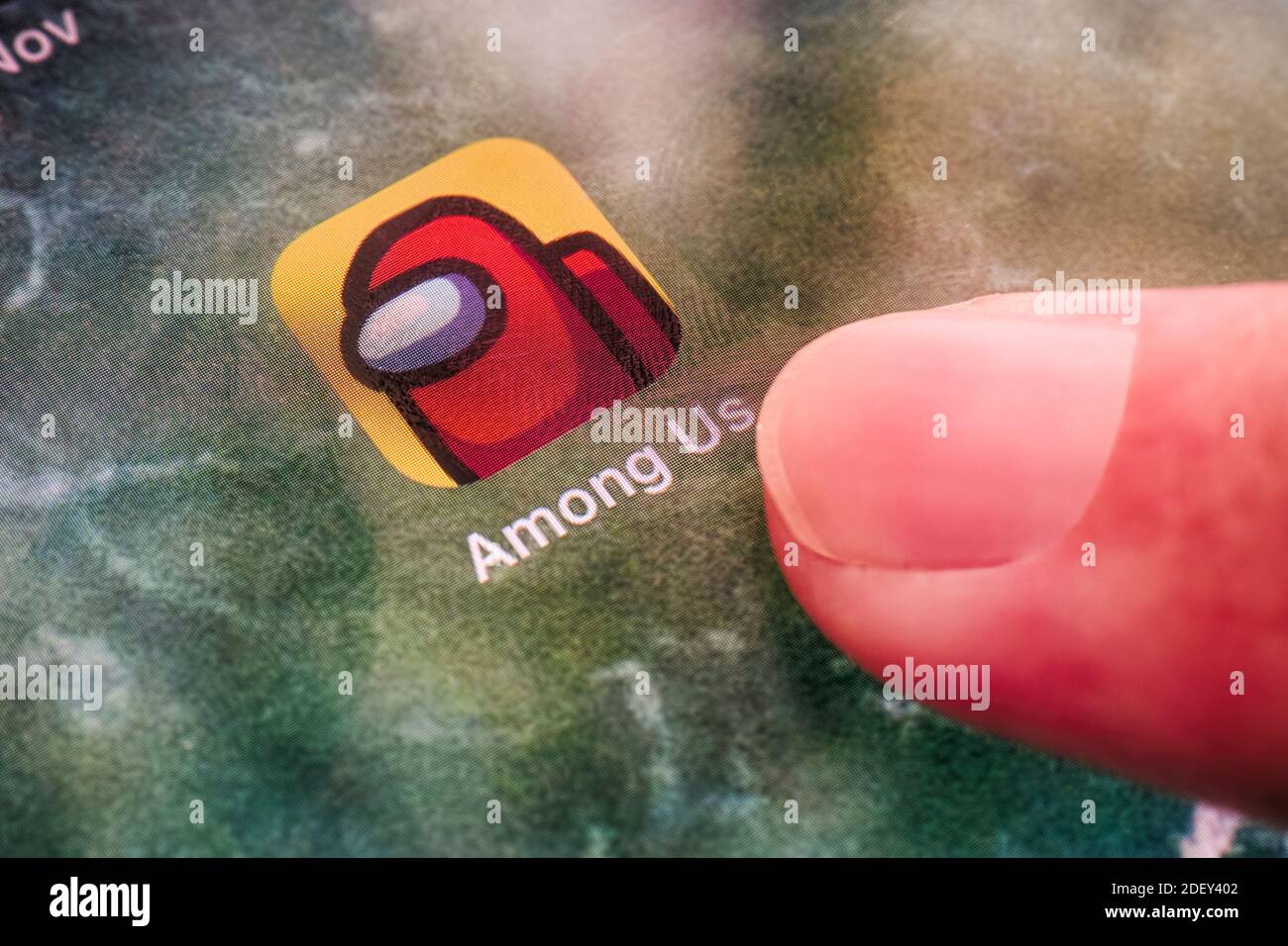 Tambow, Russische Föderation - 17. November 2020 Person Finger bereit, unter uns Anwendung auf dem iPad starten. Stockfoto