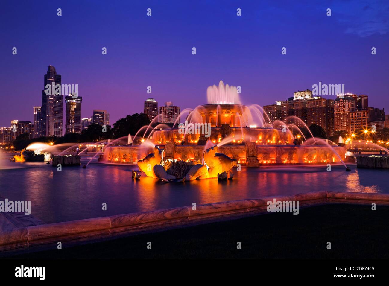 Buckingham Fountain in Twilight in Grant Park, Chicago, Illinois, USA Stockfoto