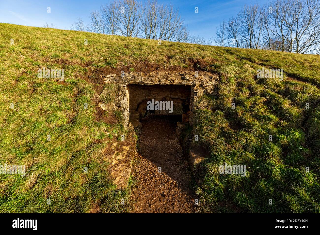 Die westliche Grabkammer von Belas Knap Neolithische lange Barrow auf Cleeve Hill, Gloucestershire, England Stockfoto