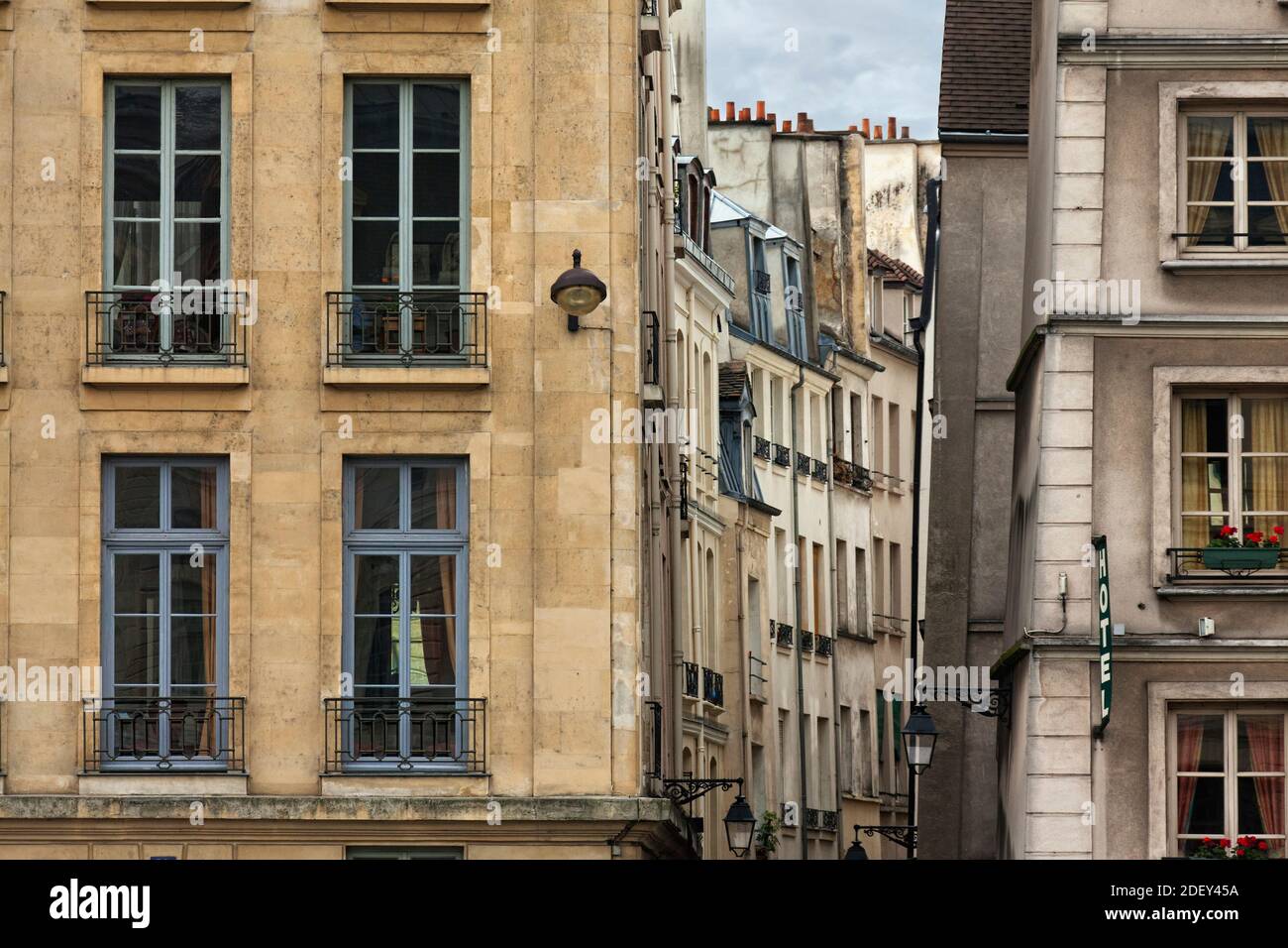 Wohnungen, Gebäude, typische alte pariser Bauarchitektur, Paris, Ile-de-France, Frankreich Stockfoto