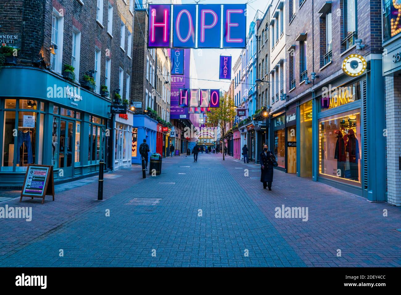 LONDON, UK - 01. DEZEMBER 2020 - Dieses Jahr Carnaby Street Christmas Decorations, erstellt in Zusammenarbeit mit der Choose Love Charity, tragen eine Messa Stockfoto