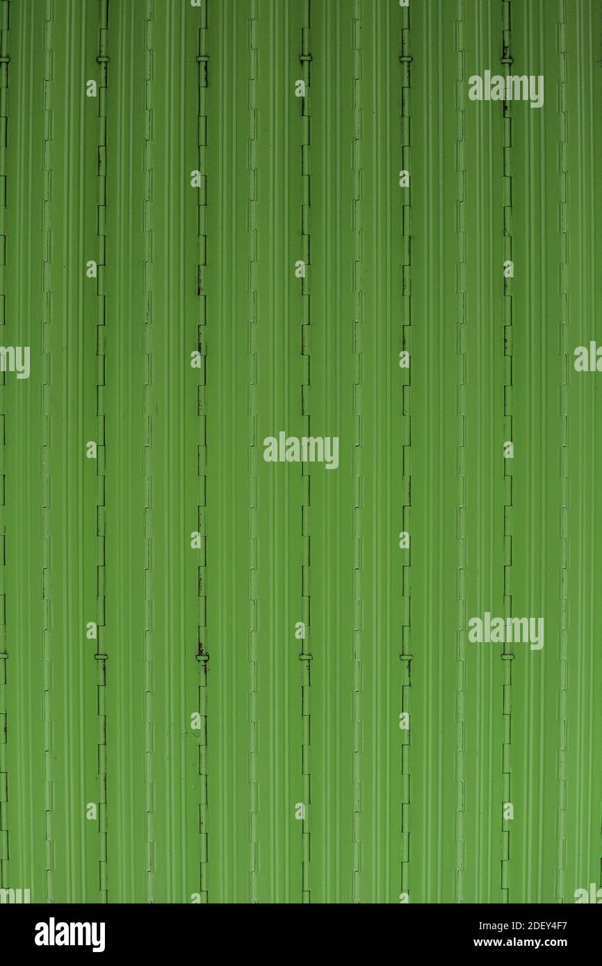 Rolltür in hellgrüner Farbe. Geeignet für Smartphone, PC und Tablet Tapeten Stockfoto