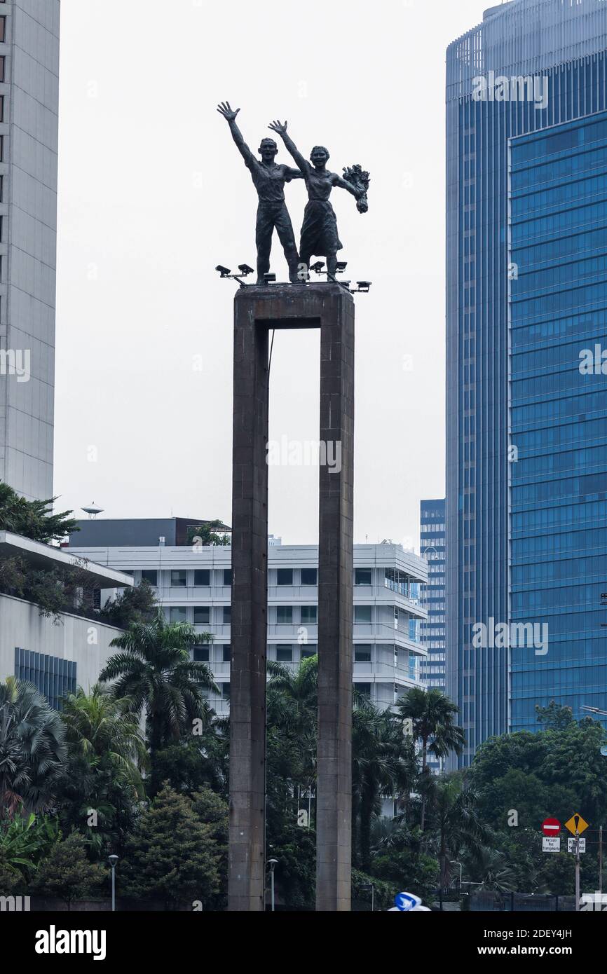 Jakarta / Indonesien - 25. Oktober 2020. Patung selamat datang oder eine Willkommens-Statue befindet sich am Hotel Indonesia Kreisverkehr, bestehend aus männlich und fem Stockfoto