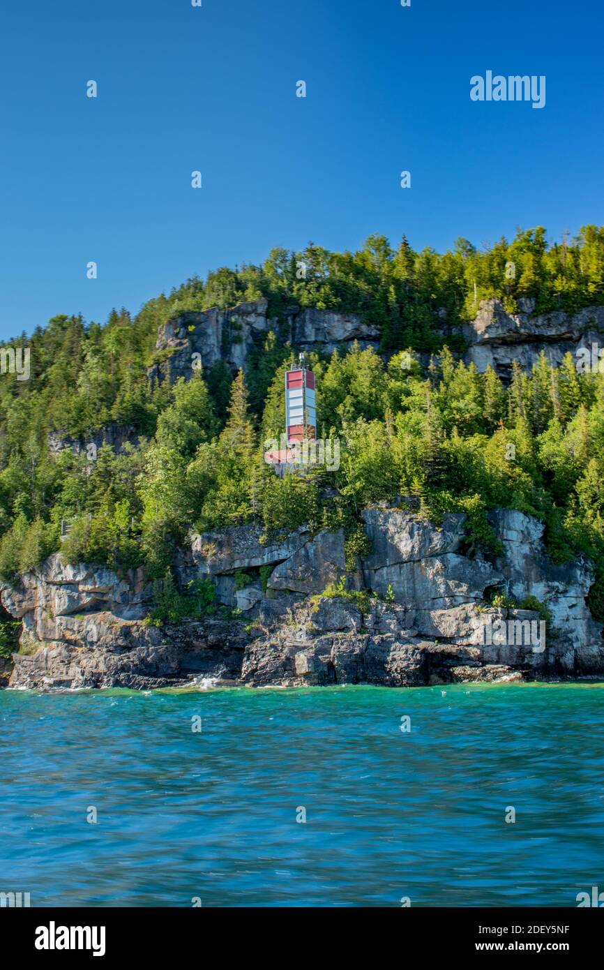 Sky Rock, Vegetation und Wasser in perfekter Ehe - Lake Huron, ON. Spektakuläre Landschaft im Sommer in Georgian Bay in ON, Kanada. Es sind vorbei Stockfoto