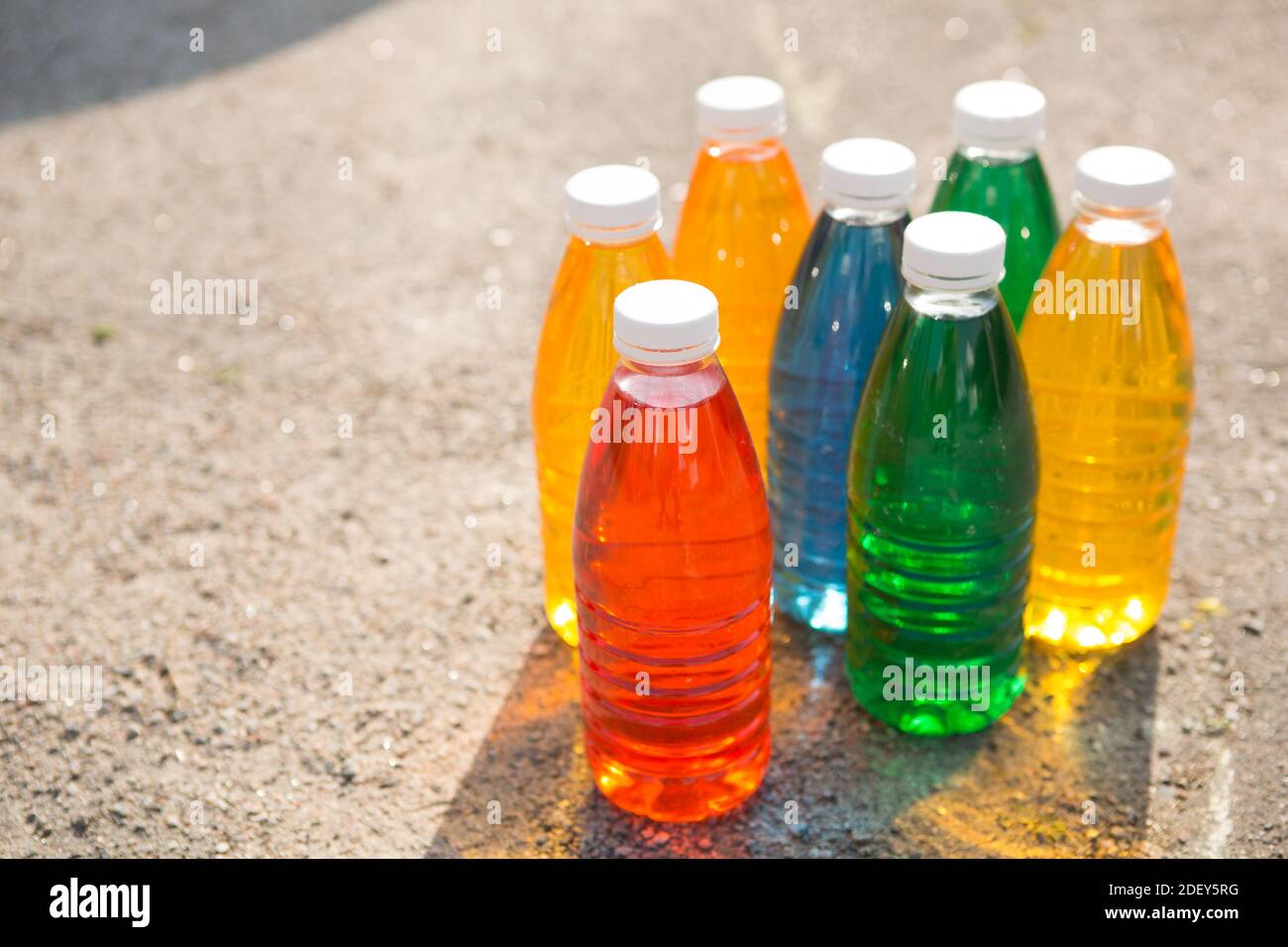 Farbe, heller kreativer Hintergrund. Farbige Flaschen Stockfoto