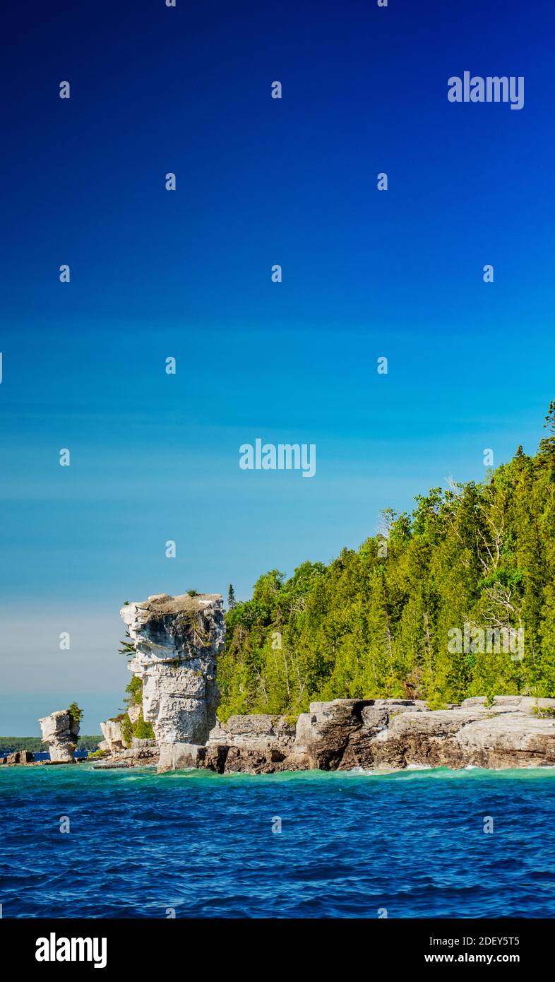 Genauerer Blick auf die Blumentopf-Felsformation im Lake Huron, ON. Spektakuläre Landschaft im Sommer in Georgian Bay in ON, Kanada. Es gibt über 30,000 Stockfoto