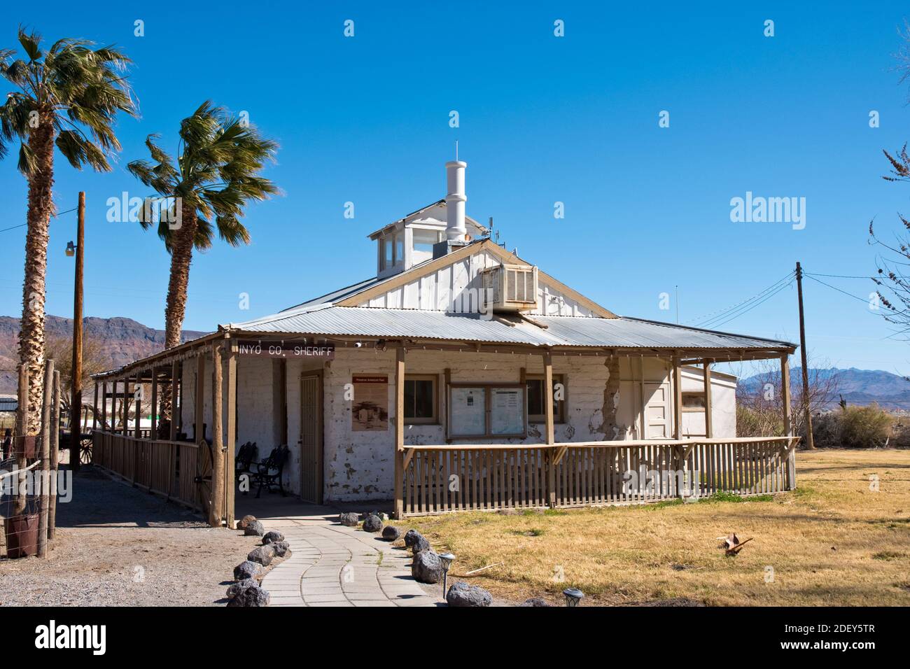 Das Büro des Inyo County Sheriffs in Shoshone, einem Tor zum Death Valley National Park, Kalifornien. Stockfoto