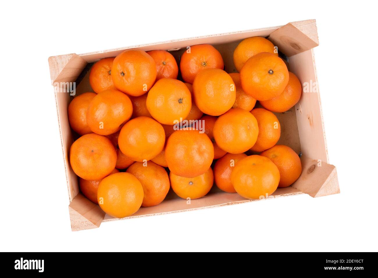 Ansicht von Holzkiste mit Mandarinen oder Clementinen gefüllt Isoliert auf weißem Hintergrund Stockfoto