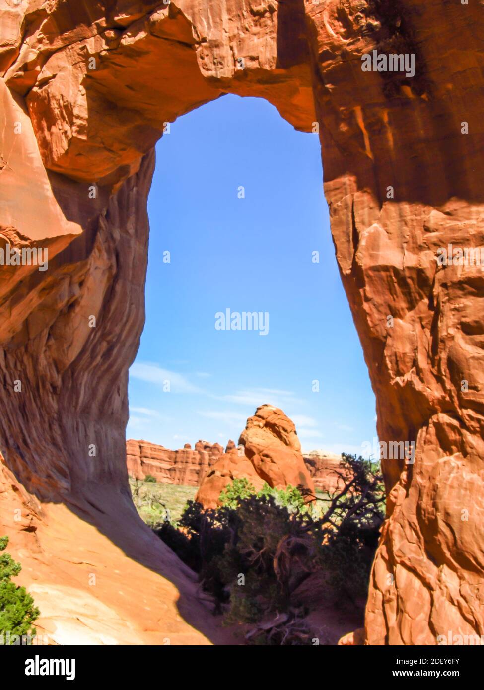 Blick durch den Kiefernbogen, einer der kleineren Bögen in der Devil Gardens Area des Arches National Park, Utah, USA Stockfoto