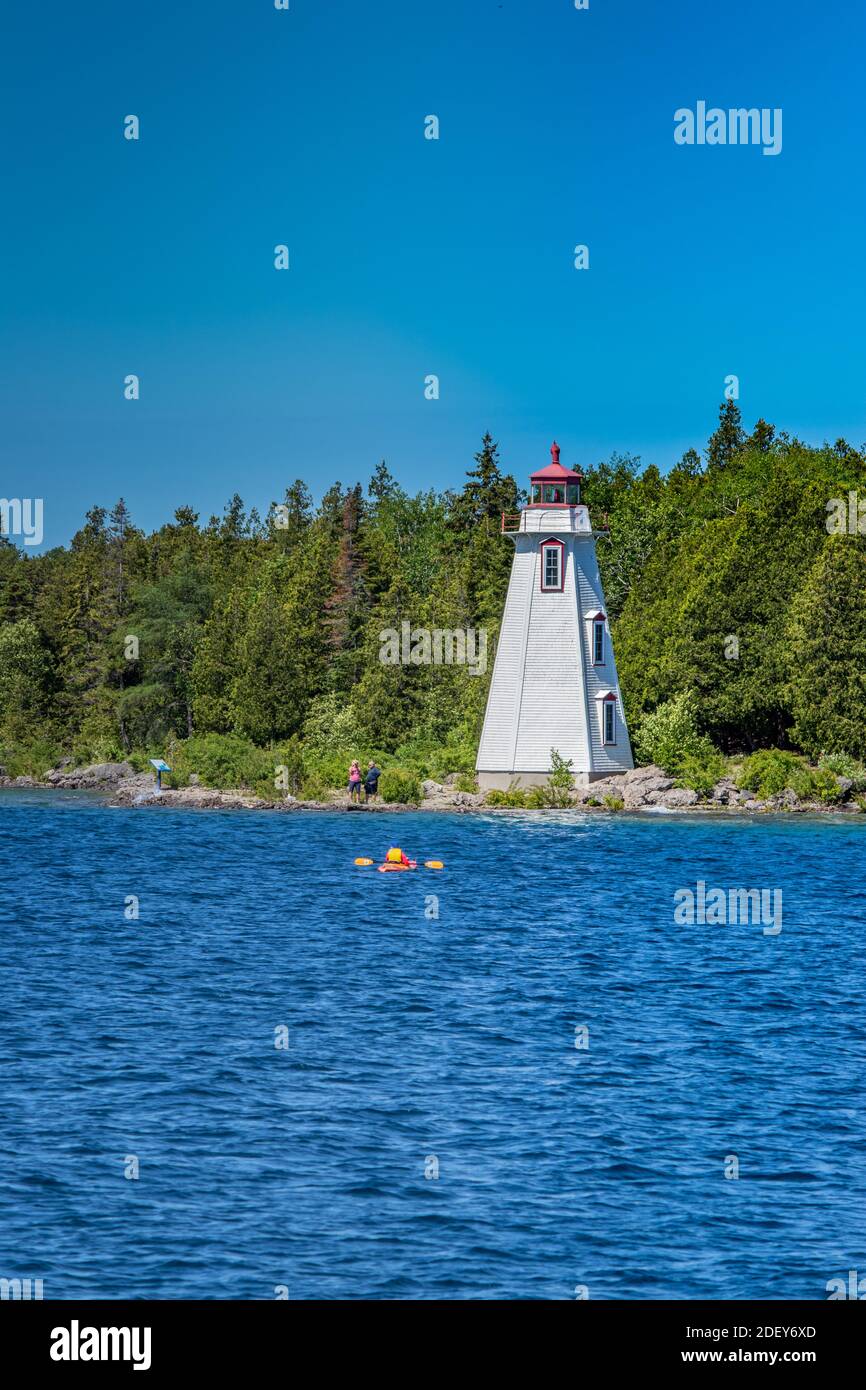 Ruhiger Sommertag in der Nähe des Tobermory Leuchtturms, ON. Spektakuläre Landschaft im Sommer in Georgian Bay in ON, Kanada. Es gibt über 30,000 Inseln in L Stockfoto