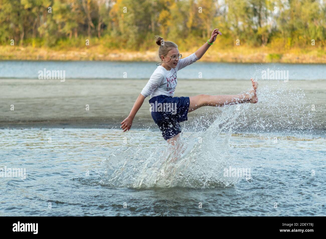 Das Mädchen schwelgt im Fluss. Das Mädchen hat Spaß im Fluss. Mädchen Viel Spaß. Stockfoto