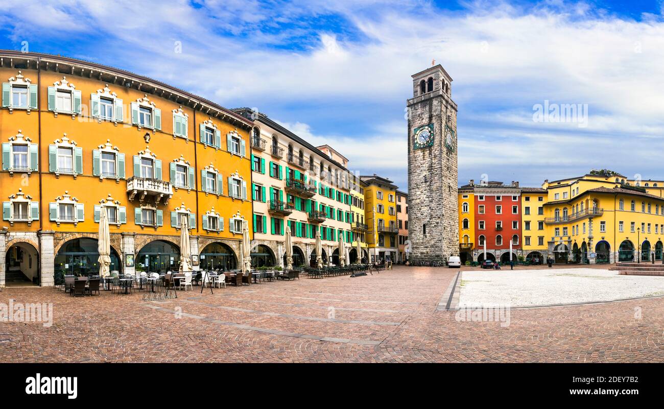 Riva del Garda - charmante beliebte Stadt am Gardasee. Bunte Häuser und alte Turm in der Innenstadt. Italien, Tentino Stockfoto