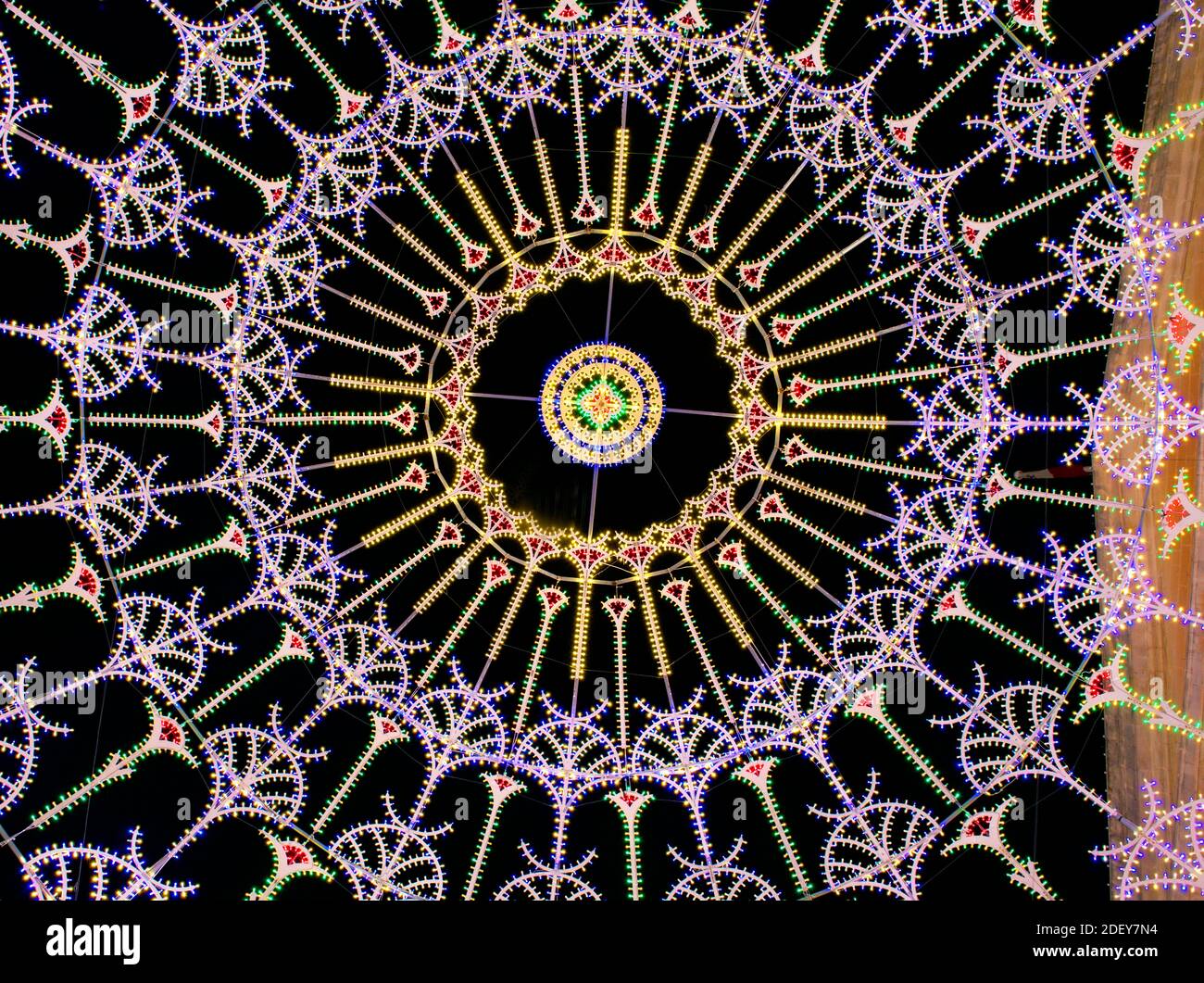 Die festliche Weihnachtsbeleuchtung (Lichter der Stadt) auf den Straßen von Valletta, Malta während der Nacht, Weihnachtsdekoration auf Republic Street in Valletta. Stockfoto Die festliche Weihnachtsbeleuchtung (Lichter der Stadt) auf den Straßen von Valletta, Malta während der Nacht, Weihnachtsdekoration auf Republic Street in Valletta. Stockfoto