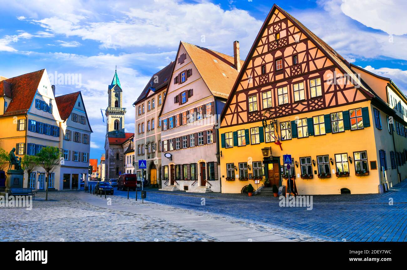 Reisen Sie in Bayern (Deutschland) - Altstadt Dinkelsbühl mit traditionellen bunten Häusern. Berühmte Route 'romantische Straße' Stockfoto