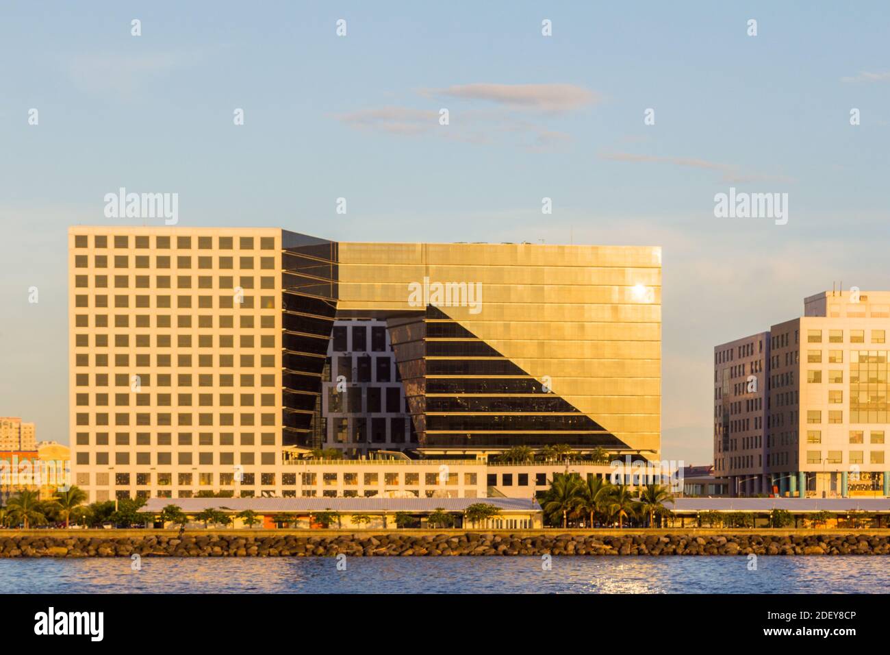 Das Two Ecom Center in Manila von der Bucht von Manila aus gesehen Stockfoto