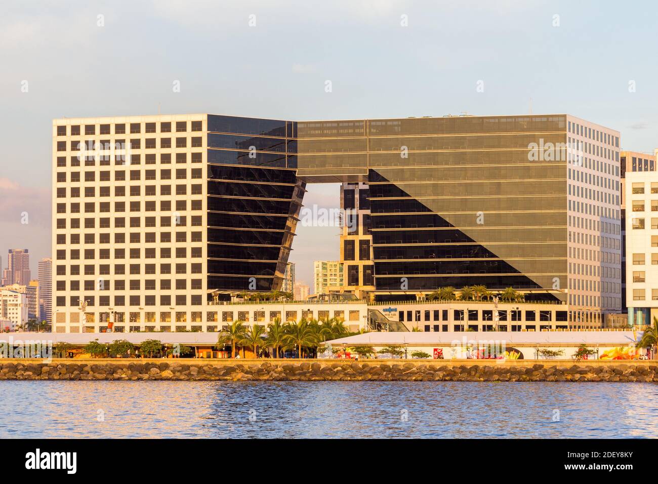 Das Two Ecom Center in Manila von der Bucht von Manila aus gesehen Stockfoto