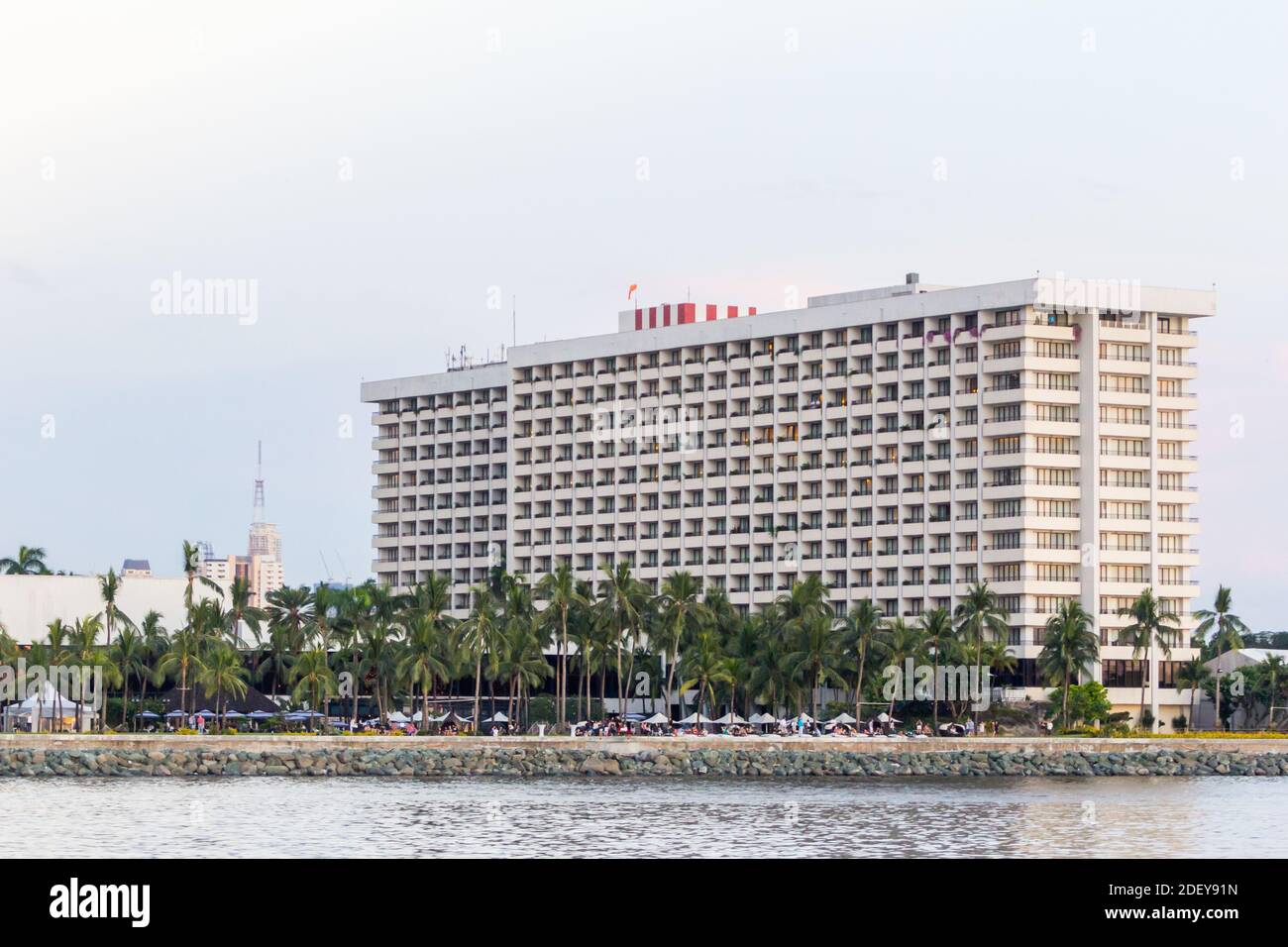 Das Sofitel Philippine Plaza in Manila von der Bucht von Manila aus gesehen Stockfoto