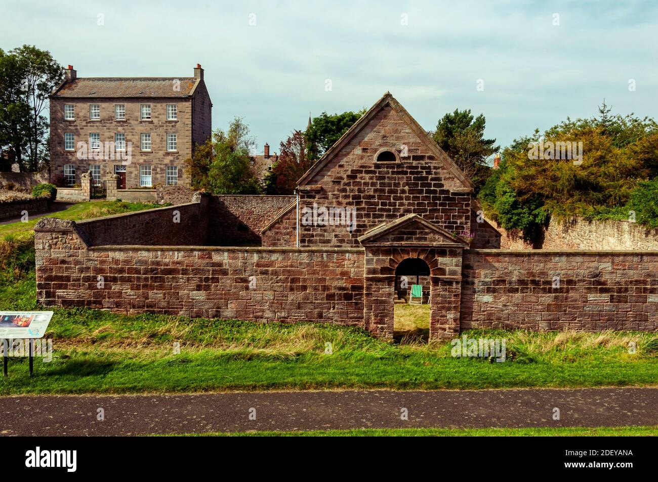 Das Lions House befindet sich in der Nähe des Gunpowder Stores, der 1745 erbaut wurde, einem soliden Steingebäude, das stark mit einer Stütze ausgestattet ist und fensterlos ist und von einer Steinmauer umgeben ist Stockfoto