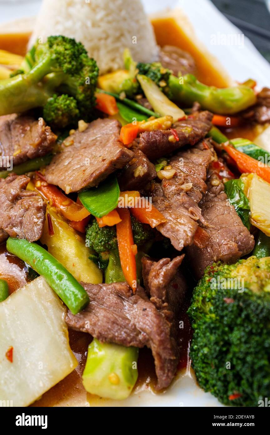 Thai Beef pad Pak mit Reis und Gemüse Stockfoto