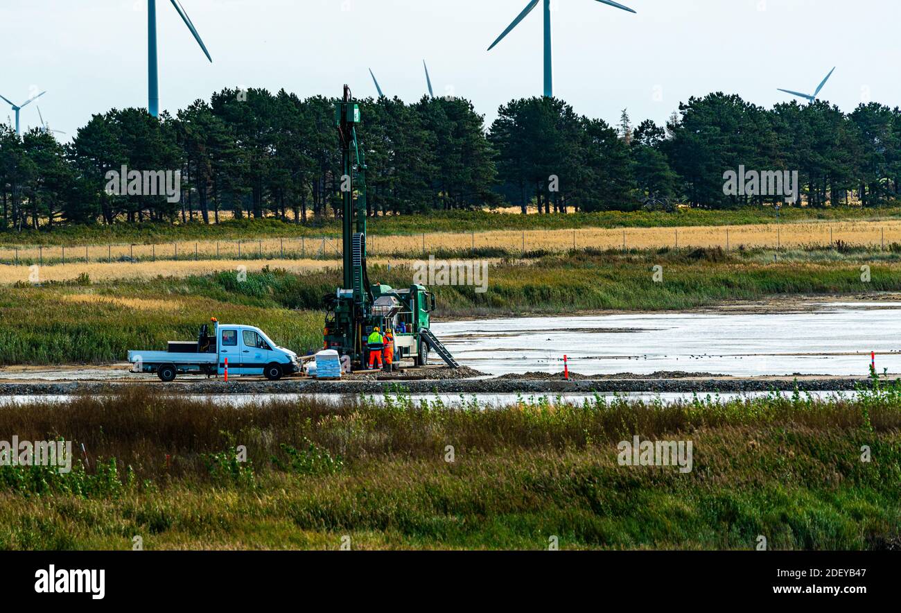 Bauarbeiter mit einem Bohrgerät nehmen Bodenproben für das bevorstehende Projekt Fehmarngürteltunnel, das Dänemark und Deutschland verbinden wird. Stockfoto