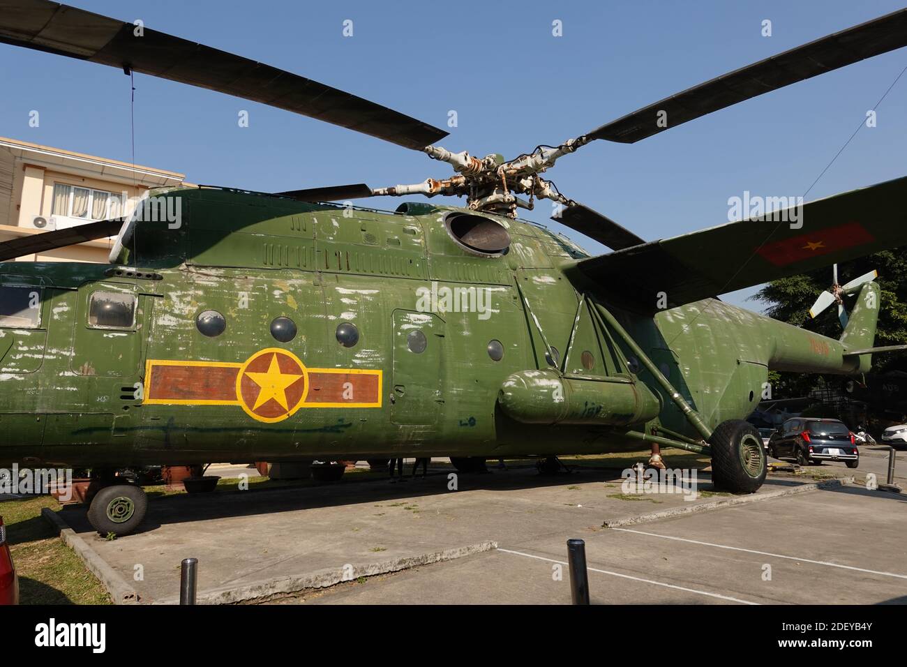 Russischer militärischer Angriffshubschrauber Mil Mi-26 im Vietnam People's Air Force Museum, Hanoi Stockfoto