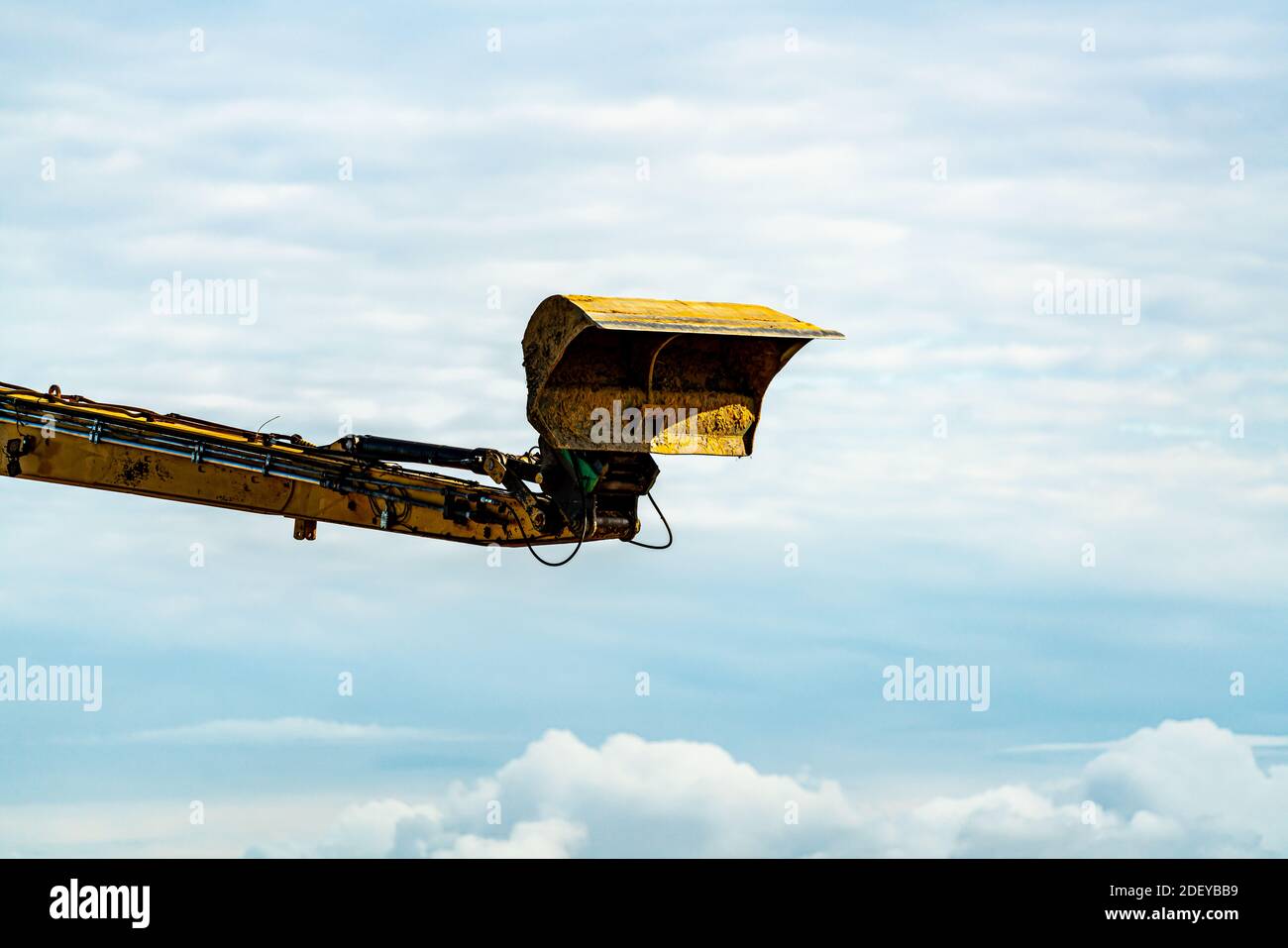 Hydraulischer Arm und Schaufel Schaufel eines großen Baggers auf einer Baustelle arbeiten. . Hochwertige Fotos Stockfoto