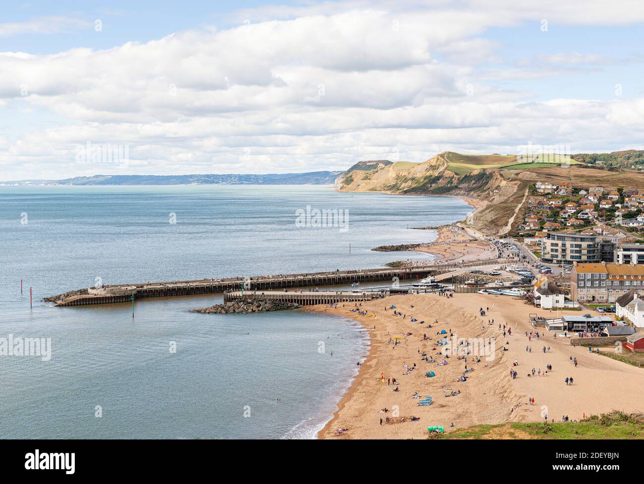 08-29-2020. Britport, Großbritannien. Blick auf die Entry Waterway zum kleinen Hafen Britport und einer West Bay Stadt mit Chesil Strand im Sommer. Stockfoto