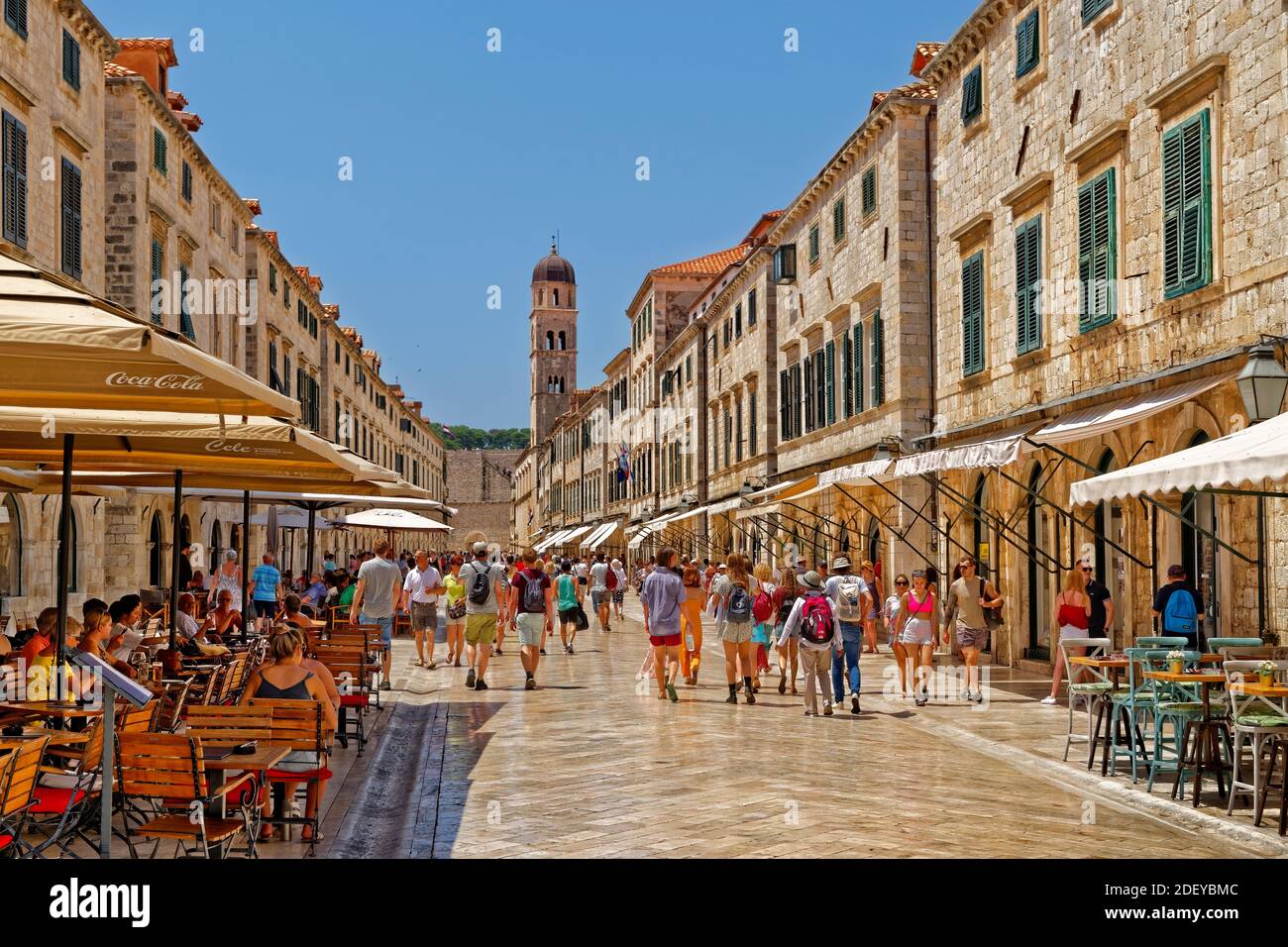 Stradun Straße und Glockenturm in der Altstadt von Dubrovnik, Dalmatinische Küste, Kroatien. Stockfoto