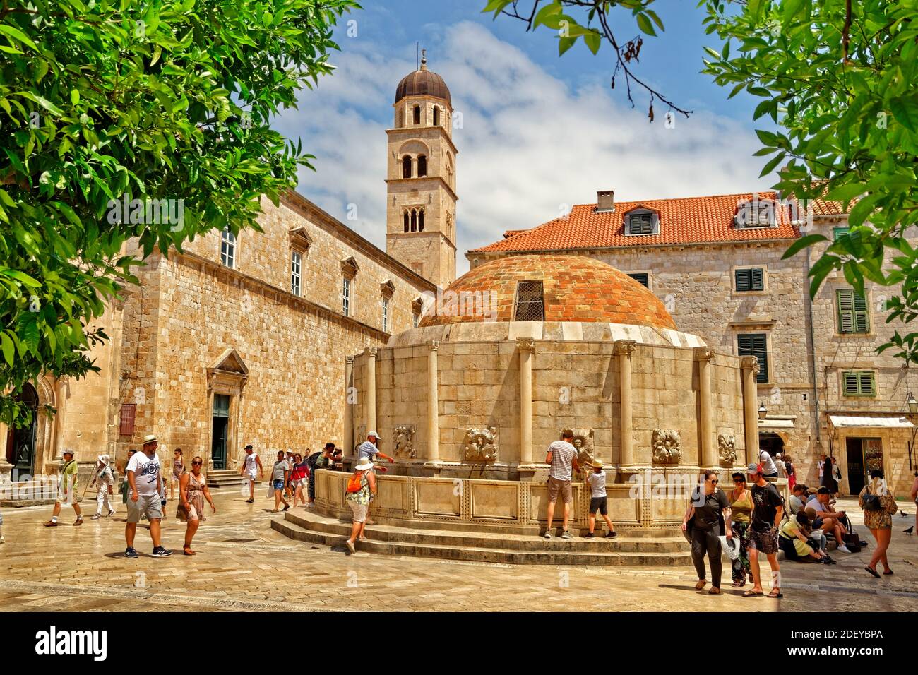 Der Onofrio-brunnen und der Beginn der Stradun Hauptstraße in der Altstadt von Dubrovnik an der Dalmatinischen Küste Kroatiens. Stockfoto