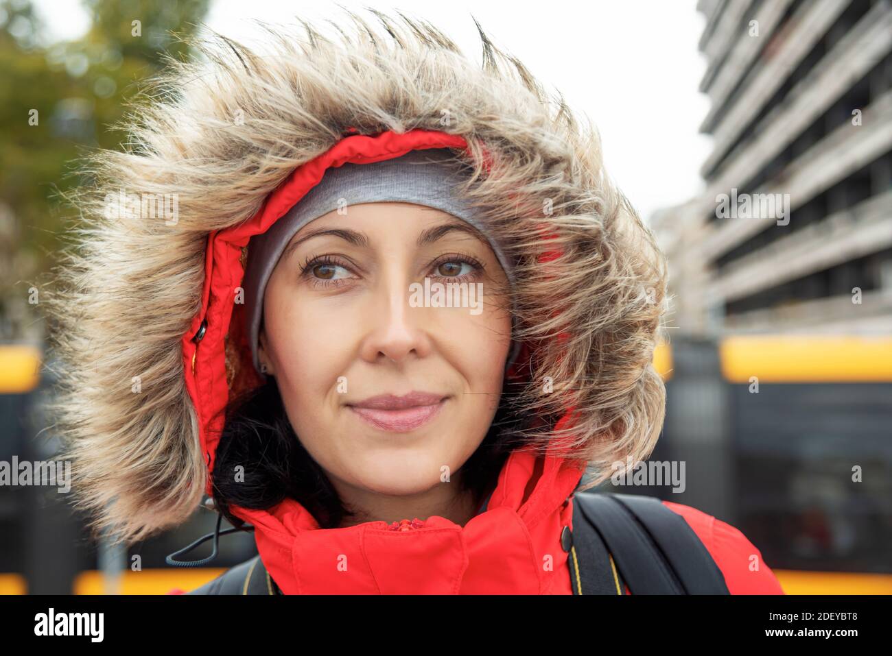 Frau im Winter Haube Porträt im Freien Stockfoto