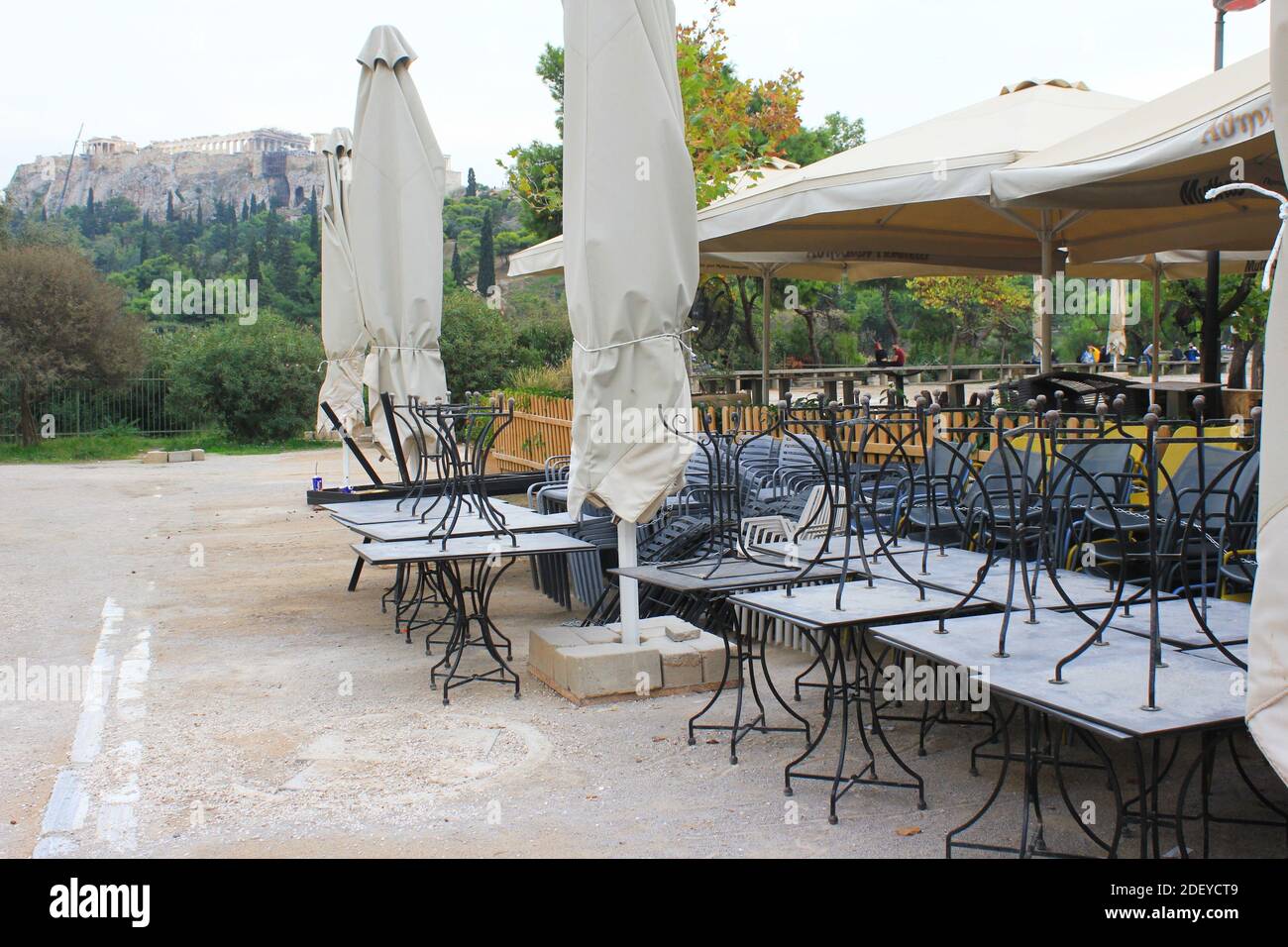 Stühle, Tische und andere Möbel außerhalb gestapelt geschlossenes Café-Restaurant wegen Covid-19 Sperre - Athen, Griechenland, 3. November 2020. Stockfoto