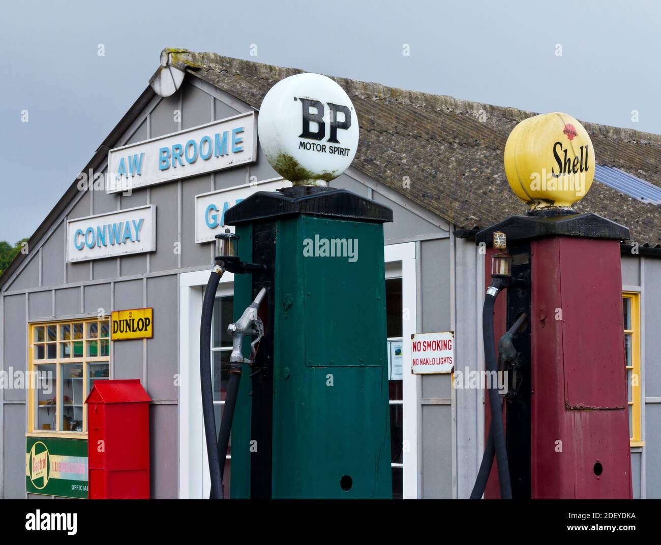 Alte Shell- und BP-Benzinpumpen in der Conway Garage bei Das Black Country Living Museum in Dudley West Midlands England VEREINIGTES KÖNIGREICH Stockfoto