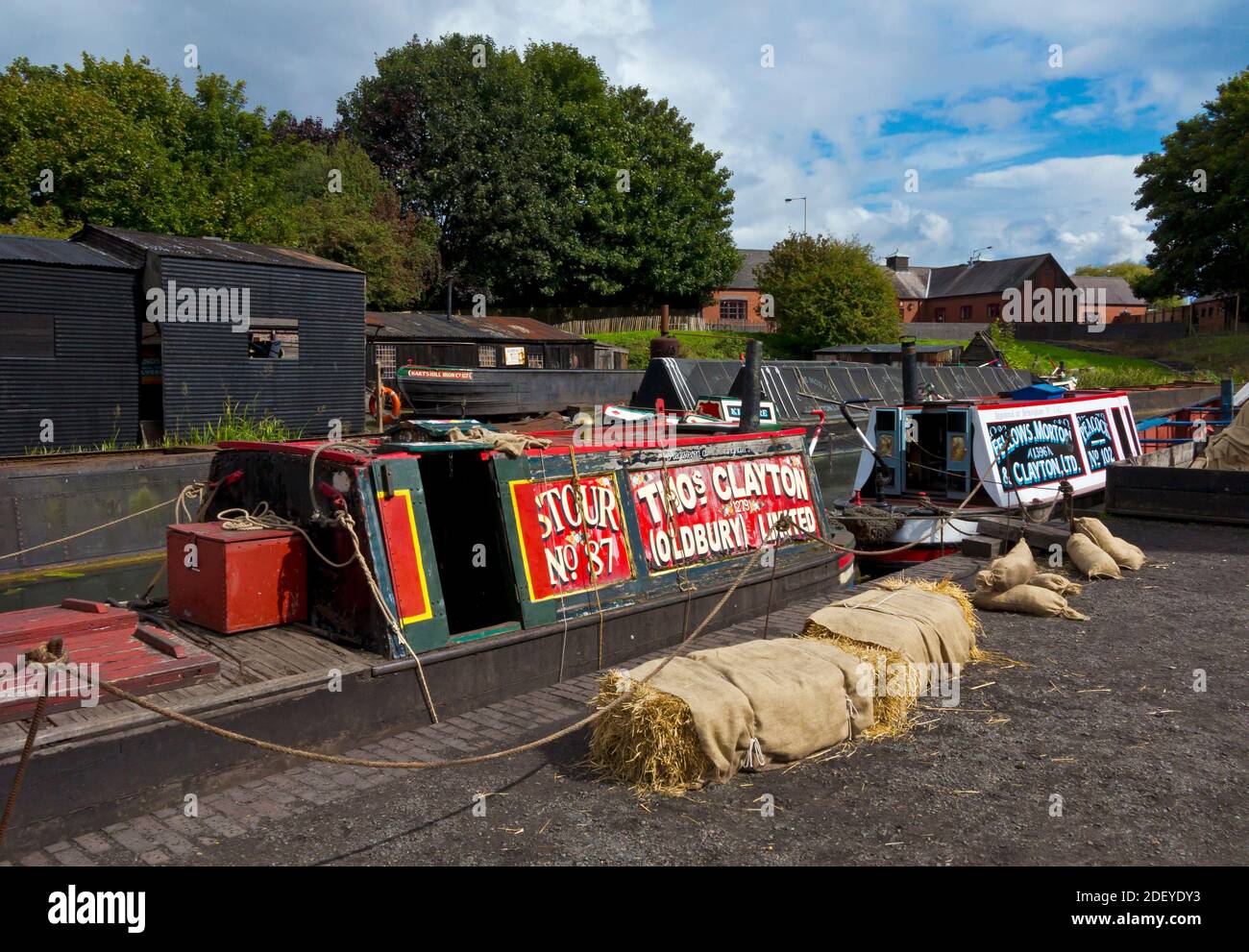 Kanalboote am Bootsanleger im Schwarzen Land Lebendes Museum in Dudley West Midlands England Stockfoto