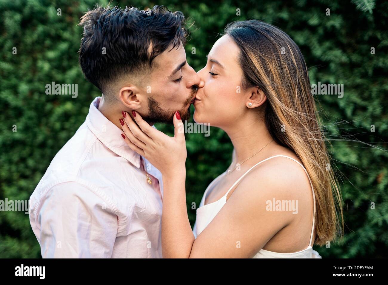 Stock Foto von niedlichen schwangeren Frau und ihr Mann küssen. Stockfoto