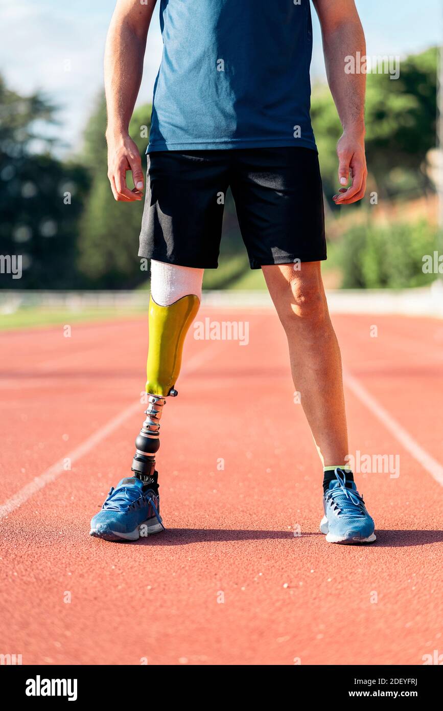 Close up behinderter Athlet mit beinprothese. Paralympischen Sport Konzept. Stockfoto