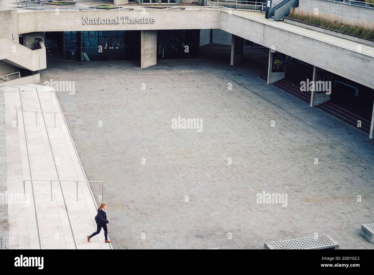 London, Großbritannien. Dezember 2020. Eine einsame Person geht über den leeren platz vor dem Nationaltheater. Das Theater auf der Southbank bleibt geschlossen, da England aus dem Lockdown kommt. London befindet sich in Stufe 2, was bedeutet, dass die Theater wieder geöffnet werden können, aber das NT bleibt bis zum 11. Dezember geschlossen. Kredit: Tom Leighton/Alamy Live Nachrichten Stockfoto