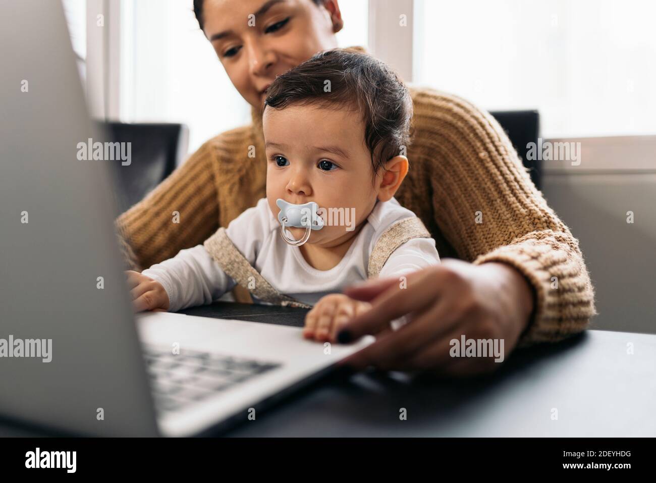 Stock Foto von glücklicher Mutter und ihr Baby beobachten Cartoons im Computer zu Hause. Stockfoto