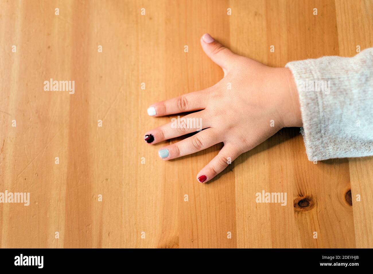 Stock Foto von unerkannt Mädchen zeigt ihre lackierten Nägel. Stockfoto